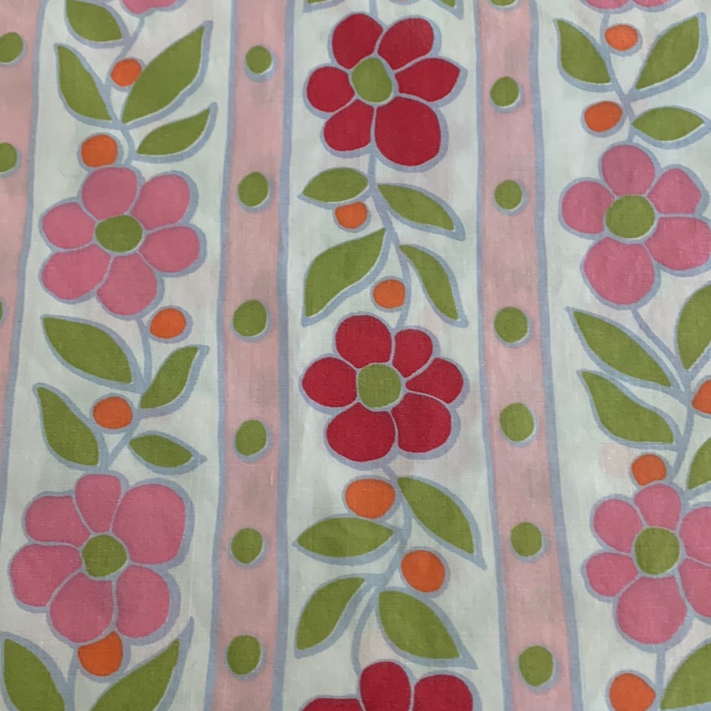 Beautiful Vintage? Twin Flat Sheet OR Sewing Project Material (1 small hole)
